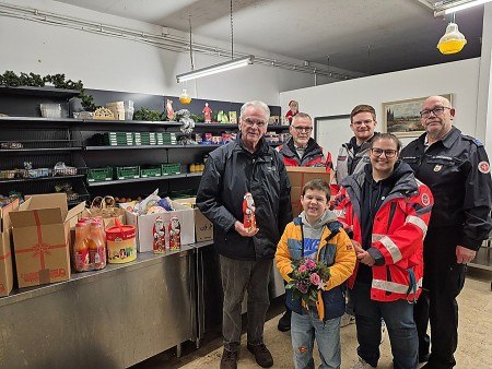 Weihnachtsaktion für bedürftige Menschen der Region: (V. li.) Tafel-Chef Dr. Dr. Ralf Faber mit den Johannitern Rainer Steinmeier, Patrik Benzler, Wolfgang Grüneberg und Corinna Weschky (vorne) mit Henry. © Johanniter Lippe-Höxter