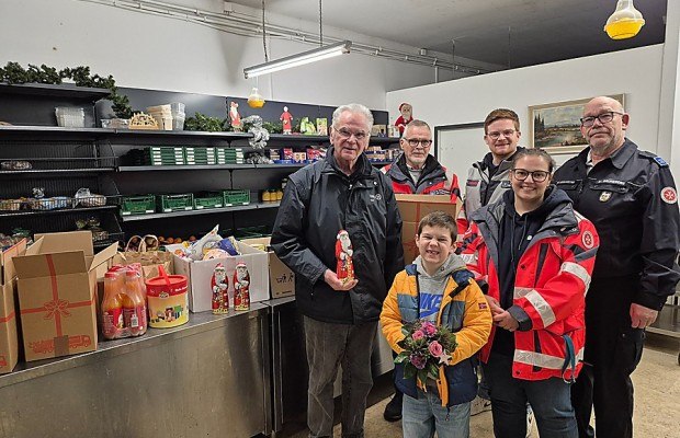 Weihnachtsaktion für bedürftige Menschen der Region: (V. li.) Tafel-Chef Dr. Dr. Ralf Faber mit den Johannitern Rainer Steinmeier, Patrik Benzler, Wolfgang Grüneberg und Corinna Weschky (vorne) mit Henry. © Johanniter Lippe-Höxter