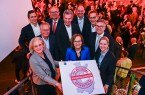 Machen sich beim IHK-Jahresempfang stark für Ostwestfalen (von rechts): Vizepräsidentin Alexandra Altmann, IHK-Präsident Jörn Wahl- Schwentker, die Vizepräsidenten Christoph Plass und Dr. Markus Miele, IHK-Hauptgeschäftsführerin Petra Pigerl-Radtke, Vizepräsident Thilo Pahl, die Ehrenpräsidenten Wolf D. Meier-Scheuven und Ortwin Goldbeck, Vizepräsidentin Raphaela Knoke und Vizepräsident Carl Oetker. Foto: Susanne Freitag/IHK Ostwestfalen