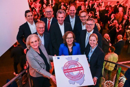 Machen sich beim IHK-Jahresempfang stark für Ostwestfalen (von rechts): Vizepräsidentin Alexandra Altmann, IHK-Präsident Jörn Wahl- Schwentker, die Vizepräsidenten Christoph Plass und Dr. Markus Miele, IHK-Hauptgeschäftsführerin Petra Pigerl-Radtke, Vizepräsident Thilo Pahl, die Ehrenpräsidenten Wolf D. Meier-Scheuven und Ortwin Goldbeck, Vizepräsidentin Raphaela Knoke und Vizepräsident Carl Oetker. Foto: Susanne Freitag/IHK Ostwestfalen