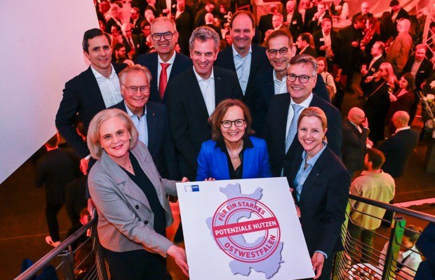 Machen sich beim IHK-Jahresempfang stark für Ostwestfalen (von rechts): Vizepräsidentin Alexandra Altmann, IHK-Präsident Jörn Wahl- Schwentker, die Vizepräsidenten Christoph Plass und Dr. Markus Miele, IHK-Hauptgeschäftsführerin Petra Pigerl-Radtke, Vizepräsident Thilo Pahl, die Ehrenpräsidenten Wolf D. Meier-Scheuven und Ortwin Goldbeck, Vizepräsidentin Raphaela Knoke und Vizepräsident Carl Oetker. Foto: Susanne Freitag/IHK Ostwestfalen