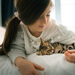 Wenn die Katze mit den spitzen Zähnen zubeißt, gelangen gefährliche Er- reger vom Speichel in die Blutbahn, dadurch ist das Infektionsrisiko bei Katzen- bissen höher als bei Hundebissen. Foto: AOK/colourbox/hfr.