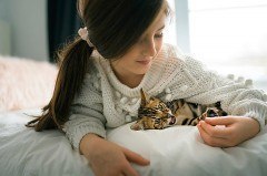 Wenn die Katze mit den spitzen Zähnen zubeißt, gelangen gefährliche Er- reger vom Speichel in die Blutbahn, dadurch ist das Infektionsrisiko bei Katzen- bissen höher als bei Hundebissen. Foto: AOK/colourbox/hfr.