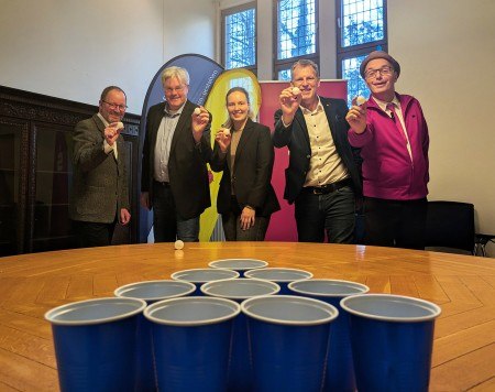 Gemeinsam mit den Sponsoren losten Jens Heuwinkel (r.) und Verbandsvorsteher Jörg Düning-Gast (l.) die Gewinner-Kitas mit einem Wurf von Pingpongbällen in vorbereitete Becher aus (v.l.): Holger Wehmeyer (Sparkasse Paderborn-Detmold-Höxter), Ilka Steinmetzler (Sparkasse Lemgo) und Jens Klusmeier (Lippische Landesbrandversicherung). Foto: LVL
