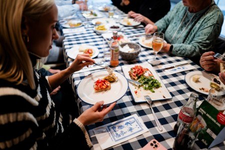 Foto: Bei den kulinarischen Rundgängen stehen Genuss, Wissen und Geselligkeit imVordergrund. ©: Matheus Fernades