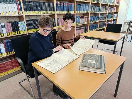 Projektleiterin Dr. Christine Rühling und Projektmitarbeiterin Antonia Reck sichten Zugangsbücher auf verdächtige Einträge (Foto: Lippische Landesbibliothek)