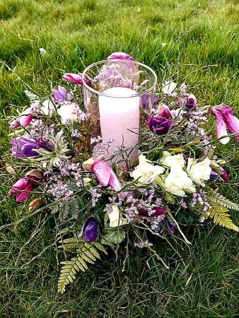 Florale Kunstwerke entstehen bei den Kreativworkshops im Archäologiepark Höxter. Am 22. März werden beispielsweise solche Frühlingskränze gestaltet. Foto: Huxarium Gartenpark Höxter