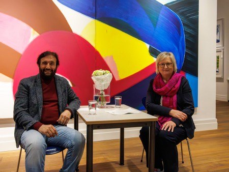 Maraka: Der afghanisch-deutsche Künstler Aatifi tauschte sich im Kunstforum Hermann Stenner mit der Bielefelder Kulturdezernentin Birgit Beckermann über ,,Migration als Chance“ aus. Foto: Volker ReinholdtMaraka: Der afghanisch-deutsche Künstler Aatifi tauschte sich im Kunstforum Hermann Stenner mit der Bielefelder Kulturdezernentin Birgit Beckermann über ,,Migration als Chance“ aus. Foto: Volker Reinholdt
