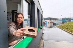 Praktische Sammelmöglichkeit für zu Hause: An den Entsorgungspunkten und Recyclinghöfen der AWG und GEG werden die Batteriesammelboxen auf Nachfrage kostenlos ausgegeben – so wie hier von Lydia Hertel am Entsorgungspunkt in Ennigerloh.