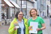ür blühende Landschaften: Alexandra Melzig und Claudia Viotto (v. l.) zeigen die Regio-Saatgut-Packungen.Foto: BUND Lippe