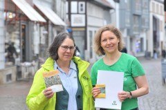 ür blühende Landschaften: Alexandra Melzig und Claudia Viotto (v. l.) zeigen die Regio-Saatgut-Packungen.Foto: BUND Lippe