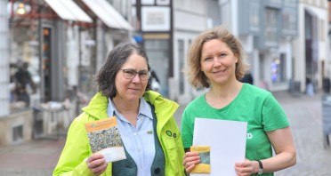 ür blühende Landschaften: Alexandra Melzig und Claudia Viotto (v. l.) zeigen die Regio-Saatgut-Packungen.Foto: BUND Lippe