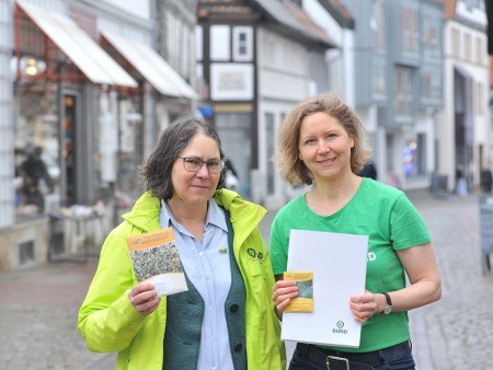 ür blühende Landschaften: Alexandra Melzig und Claudia Viotto (v. l.) zeigen die Regio-Saatgut-Packungen.Foto: BUND Lippe