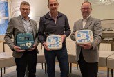 Vorstellung der Defibrillatoren im Kreise der Kolleginnen und Kollegen.(Fotos: LVL)