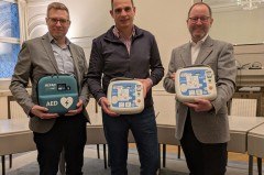 Vorstellung der Defibrillatoren im Kreise der Kolleginnen und Kollegen.(Fotos: LVL)