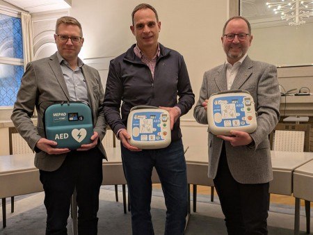 Vorstellung der Defibrillatoren im Kreise der Kolleginnen und Kollegen.(Fotos: LVL)