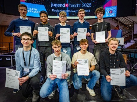 v.l.n.r. hinten: Fiete Hamich, Noah Patrick Redeker, Noah Krüger, Julius Rüdiger, Benjamin Becker. v.l.n.r. vorne: Tunahan Kazel, Tim Kammel, Malte Thomas, Leo Rüdiger. Foto: Wissenswerkstadt/Sarah Jonek