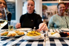 Foto: Die Stadtführung „Geschichte zum Anbeißen“ verbindet Wissen und Genuss. © Blitzgarten / Matheus Fernandes