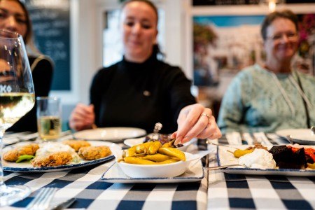 Foto: Die Stadtführung „Geschichte zum Anbeißen“ verbindet Wissen und Genuss. © Blitzgarten / Matheus Fernandes