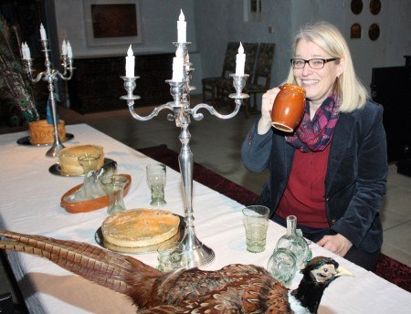 Foto: Dr. Susanne Hilker vom Weserrenaissance-Museum Schloss Brake verrät, wie man früher tafelte, tanzte und feierte.