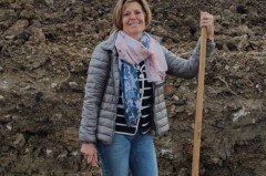 Als Stadtarchäologin von Paderborn greift Dr. Sveva Gai auch selbst mal zur Schaufel Foto: LWL