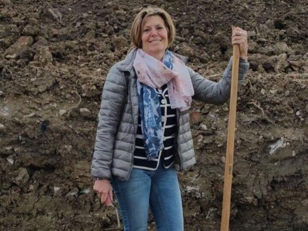 Als Stadtarchäologin von Paderborn greift Dr. Sveva Gai auch selbst mal zur Schaufel Foto: LWL