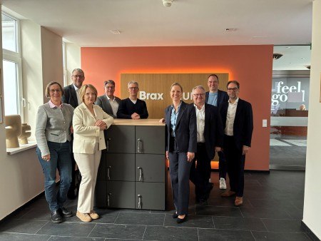 Präsentierten heute die Ergebnisse der IHK-Frühjahrskonjunkturumfrage für den Kreis Herford (von links): IHK-Vollversammlungsmitglied Brigitte Schnieder, IHK-GeschäftsführerGötz Dörmann, die IHK-Vollversammlungsmitglieder Dr. Stella Ahlers,Rainer Döring und Jan Ottensmeyer, IHK-Vizepräsidentin AlexandraAltmann, die IHK-Vollversammlungsmitglieder Peter Becker und GuidoMöhlmann sowie IHK-Referatsleiter Marco Rieso.Foto: IHK Ostwestfalen