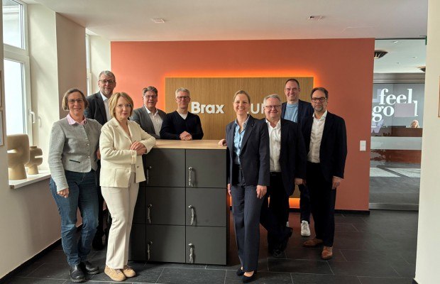 Präsentierten heute die Ergebnisse der IHK-Frühjahrskonjunkturumfrage für den Kreis Herford (von links): IHK-Vollversammlungsmitglied Brigitte Schnieder, IHK-GeschäftsführerGötz Dörmann, die IHK-Vollversammlungsmitglieder Dr. Stella Ahlers,Rainer Döring und Jan Ottensmeyer, IHK-Vizepräsidentin AlexandraAltmann, die IHK-Vollversammlungsmitglieder Peter Becker und GuidoMöhlmann sowie IHK-Referatsleiter Marco Rieso.Foto: IHK Ostwestfalen