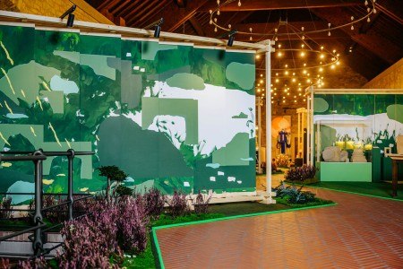 Die großformatigen Collagen sind der Blickfänger im Wohnzimmer. Foto: LWL/ B. Mazhiqi