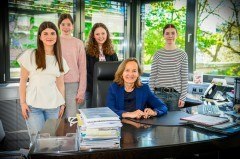 Girls’ Day bei der IHK Ostwestfalen: Hauptgeschäftsführerin Petra Pigerl Radtke gewährte den Schülerinnen Aleen Alkhudhur (von links), Liv Schäfer, Lia Ineke Frank und Marlene Noht Einblicke in den Chefinnen Alltag. Foto: Tilo Sommer/IHK Ostwestfalen