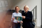 Oberbürgermeisterin Dr. Christiana Bauer mit HSBI-Präsidentin Prof. Dr. Ingeborg Schramm-Wölk, Vorstandsvorsitzende des Studienfonds OWL. (Foto: P. Pollmeier/HSBI)
