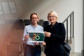 Oberbürgermeisterin Dr. Christiana Bauer mit HSBI-Präsidentin Prof. Dr. Ingeborg Schramm-Wölk, Vorstandsvorsitzende des Studienfonds OWL. (Foto: P. Pollmeier/HSBI)