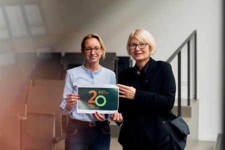Oberbürgermeisterin Dr. Christiana Bauer mit HSBI-Präsidentin Prof. Dr. Ingeborg Schramm-Wölk, Vorstandsvorsitzende des Studienfonds OWL. (Foto: P. Pollmeier/HSBI)