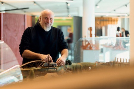 Andreas Wollensak, stellvertretender Projektleiter und Kurator DaVinci@HSBI, und sein Team verwalten die mittlerweile über 120 Exponate der Ausstellung. (Foto: P. Pollmeier/HSBI)