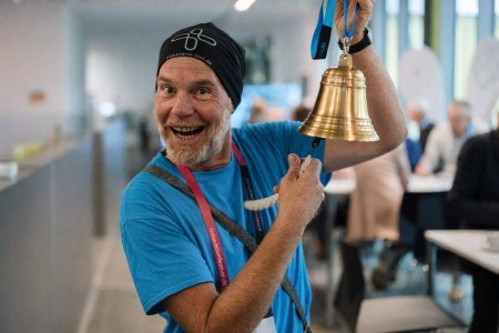 Die zweite Runde wird eingeläutet: Innovationsmanager Klaus Jansen gibt das Startsignal für das InnovationFestival 2026 auf dem Campus Bielefeld. Das Event bietet am 15. und 16. September eine Plattform für den direkten Austausch zwischen regionalen Unternehmen und der Spitzenforschung. Foto: BRIC GmbH