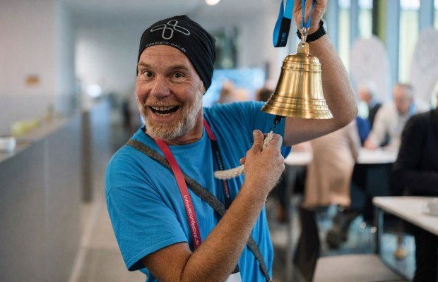 Die zweite Runde wird eingeläutet: Innovationsmanager Klaus Jansen gibt das Startsignal für das InnovationFestival 2026 auf dem Campus Bielefeld. Das Event bietet am 15. und 16. September eine Plattform für den direkten Austausch zwischen regionalen Unternehmen und der Spitzenforschung. Foto: BRIC GmbH