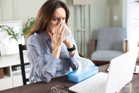 Hauptursache für den weiterhin hohen Krankenstand in 2025 in Bielefeld waren die vielen Atemwegsinfekte und Erkältungskrankheiten. Foto: AOK/colourbox/hfr.