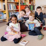 Große Freude beiKindern aus der Städtischen Tageseinrichtung an der Wersestraße in Spexard.Bertelsmann spendet anlässlich desUNESCO-Welttag des Buchesam 23. April Bücher im Wert von über 7.000 Euro an 57 Gütersloher Kitas. (Copyright: © Bertelsmann)