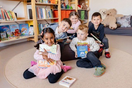 Große Freude beiKindern aus der Städtischen Tageseinrichtung an der Wersestraße in Spexard.Bertelsmann spendet anlässlich desUNESCO-Welttag des Buchesam 23. April Bücher im Wert von über 7.000 Euro an 57 Gütersloher Kitas. (Copyright: © Bertelsmann)