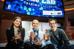 Bildzeile: „(v.l.) Die beiden Erstplatzierten Emily Hantsche (HafenCity Universität Hamburg) und Maik Gärner (Universität Bielefeld) mit Publikumssieger Tim Gatz (Leibniz Universität Hannover).“ Foto: Wissenswerkstadt/ Tim Fröhlich