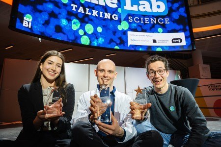 Bildzeile: „(v.l.) Die beiden Erstplatzierten Emily Hantsche (HafenCity Universität Hamburg) und Maik Gärner (Universität Bielefeld) mit Publikumssieger Tim Gatz (Leibniz Universität Hannover).“ Foto: Wissenswerkstadt/ Tim Fröhlich