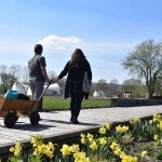 Mit dem Bollerwagen auf Maiwanderung: Der Archäologiepark Höxter lädt am 1. Mai zum kleinen Familienfest mit Musik, Bewirtung und Spiel und Spaß für Kinder. Foto: Huxarium Gartenpark Höxter