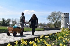 Mit dem Bollerwagen auf Maiwanderung: Der Archäologiepark Höxter lädt am 1. Mai zum kleinen Familienfest mit Musik, Bewirtung und Spiel und Spaß für Kinder. Foto: Huxarium Gartenpark Höxter