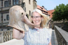 Dr. Susanne Hilker zeigt eine Pestmaske, die in der Zeit der Weserrenaissance vor Krankheiten schützen sollte. Foto: Weserrenaissance-Museum Schloss Brake/Herrmann