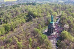 Blick auf den Start des 50. Hermannslaufs im Jahr 2022. (Fotorechte: TSVE 1860 Bielefeld)