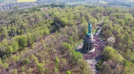 Blick auf den Start des 50. Hermannslaufs im Jahr 2022. (Fotorechte: TSVE 1860 Bielefeld)