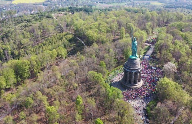 Blick auf den Start des 50. Hermannslaufs im Jahr 2022. (Fotorechte: TSVE 1860 Bielefeld)