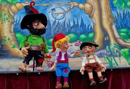 Lebendiges Figurentheater für Groß und Klein: Der „Räuber Hotzenplotz“. Foto: Puppentheater vom Rabenberg