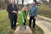 Bürgermeister Daniel Hartmann und Baudezernentin Julia Gogrewe präsentieren gemeinsam mit Johannes Pamme, Leiter der Stadtgärtnerei, den Findling mit der angebrachten Siegerplakette des Wettbewerbs „Entente Florale“ an der Weserpromenade in Höxter. Bildquelle: Stadt Höxter