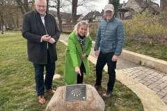Bürgermeister Daniel Hartmann und Baudezernentin Julia Gogrewe präsentieren gemeinsam mit Johannes Pamme, Leiter der Stadtgärtnerei, den Findling mit der angebrachten Siegerplakette des Wettbewerbs „Entente Florale“ an der Weserpromenade in Höxter. Bildquelle: Stadt Höxter